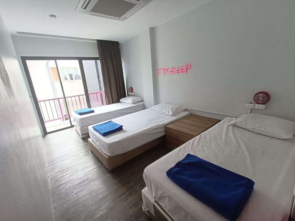 Standard Triple Room | Bathroom | Shower, bidet, towels, shampoo