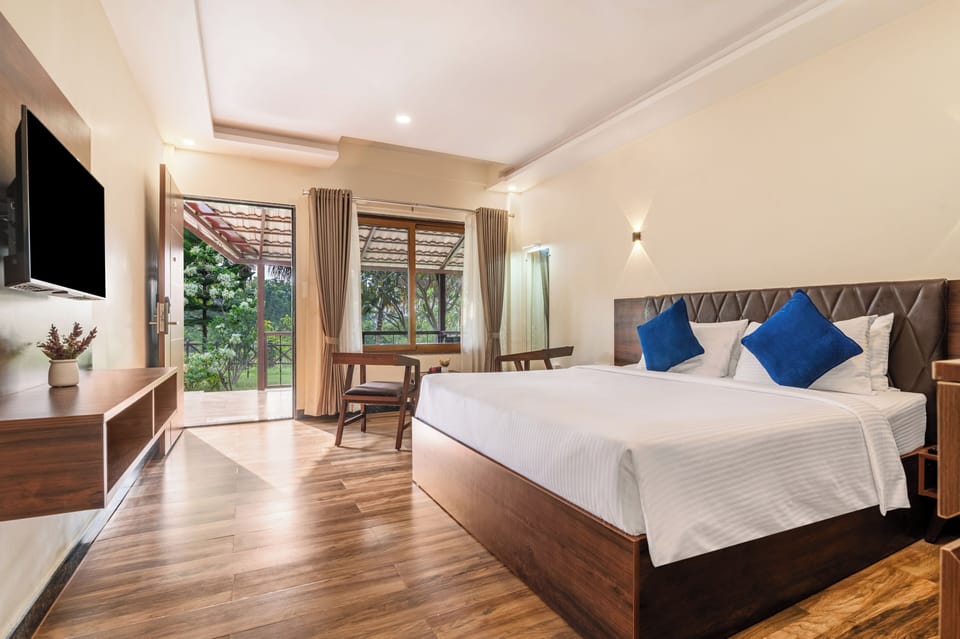 Premier Room with Sit out | Egyptian cotton sheets, premium bedding, memory foam beds, minibar