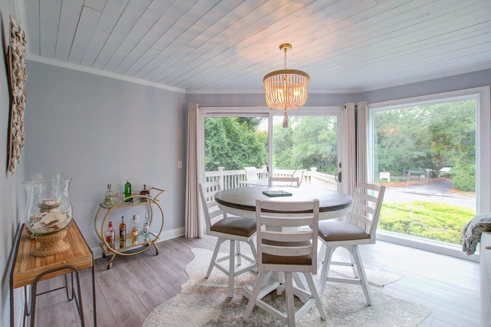 749 Spinnaker, Dining, 2