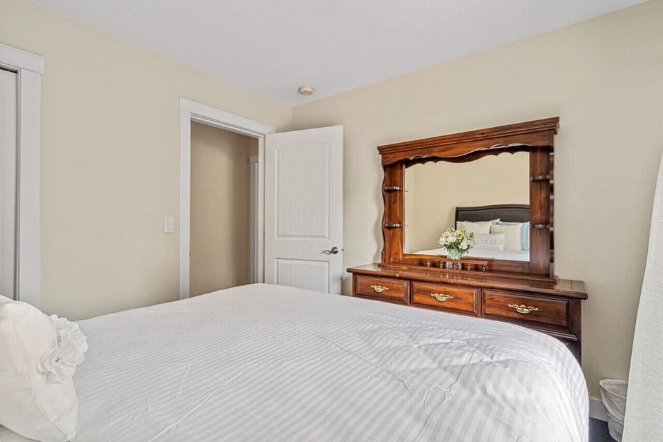 Second bedroom with queen bed