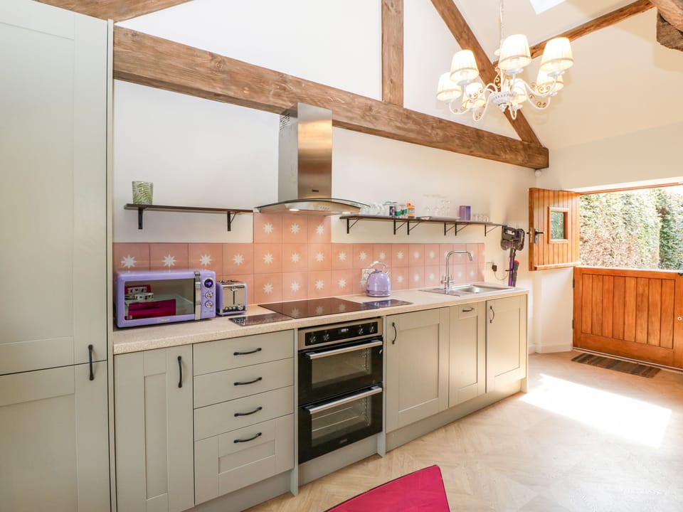 Cottage | Private kitchen | Fridge, electric kettle, toaster, cookware/dishes/utensils