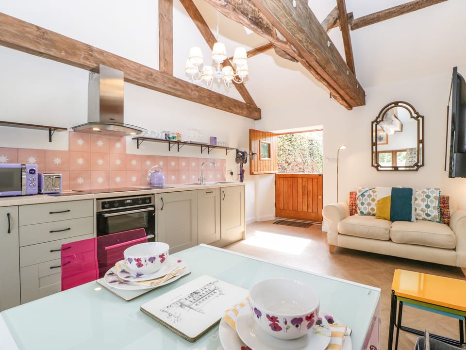 Cottage | Private kitchen | Fridge, electric kettle, toaster, cookware/dishes/utensils
