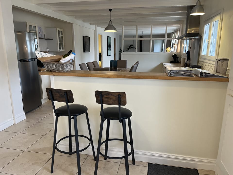 Entrance to Cognac gîte with comfy bar stools
