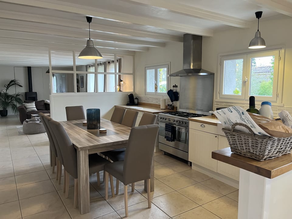 The kitchen has everything you may want, light & spacious
