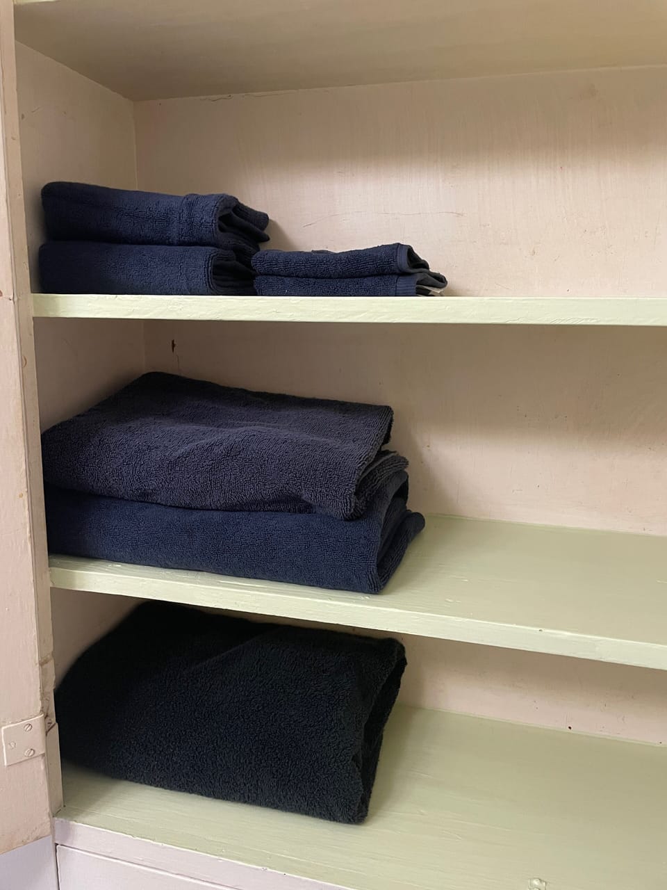 3 bath towels, 2 hand towels and 2 wash cloths provided. Don’t take away! 