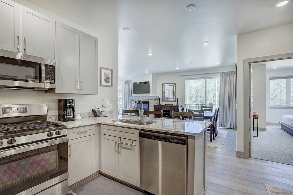 Full-size fridge, microwave, oven, stovetop