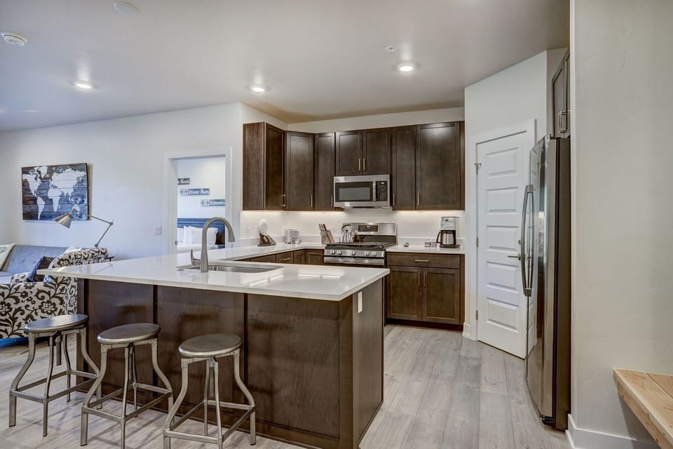 Full-size fridge, microwave, oven, stovetop
