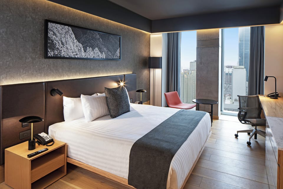 Minibar, desk, WiFi (free)