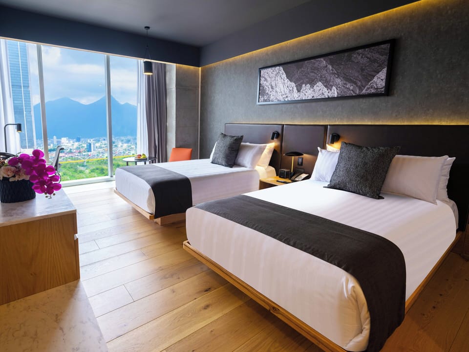Minibar, desk, WiFi (free)