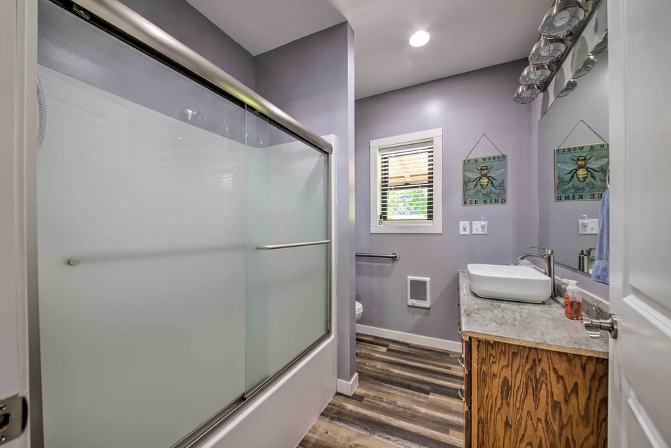Full Bath | Towels Provided