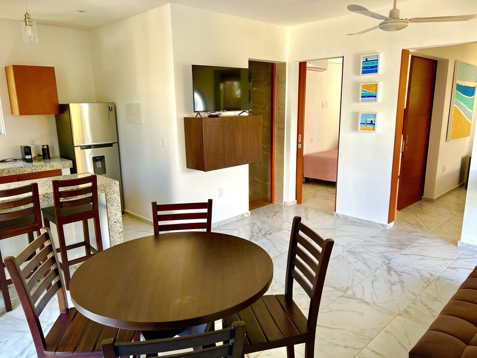 Dining room, TV