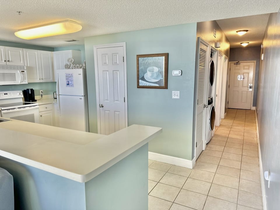 Fully Stocked Kitchen- Full Size Appliances - Coffee Maker - Washer & Dryer