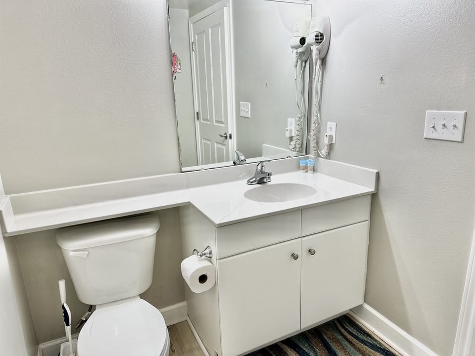 Hallway Fully Equipped Bathroom - Fresh Linens Provided