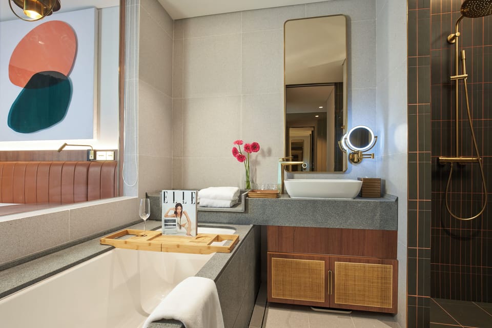 Junior Studio Suite | Bathroom | Free toiletries, hair dryer, slippers, bidet