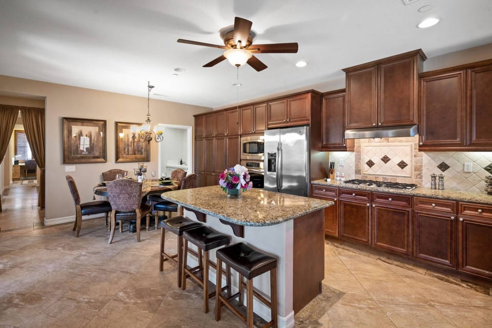 Beautiful Kitchen w Stainless Steel Appliances