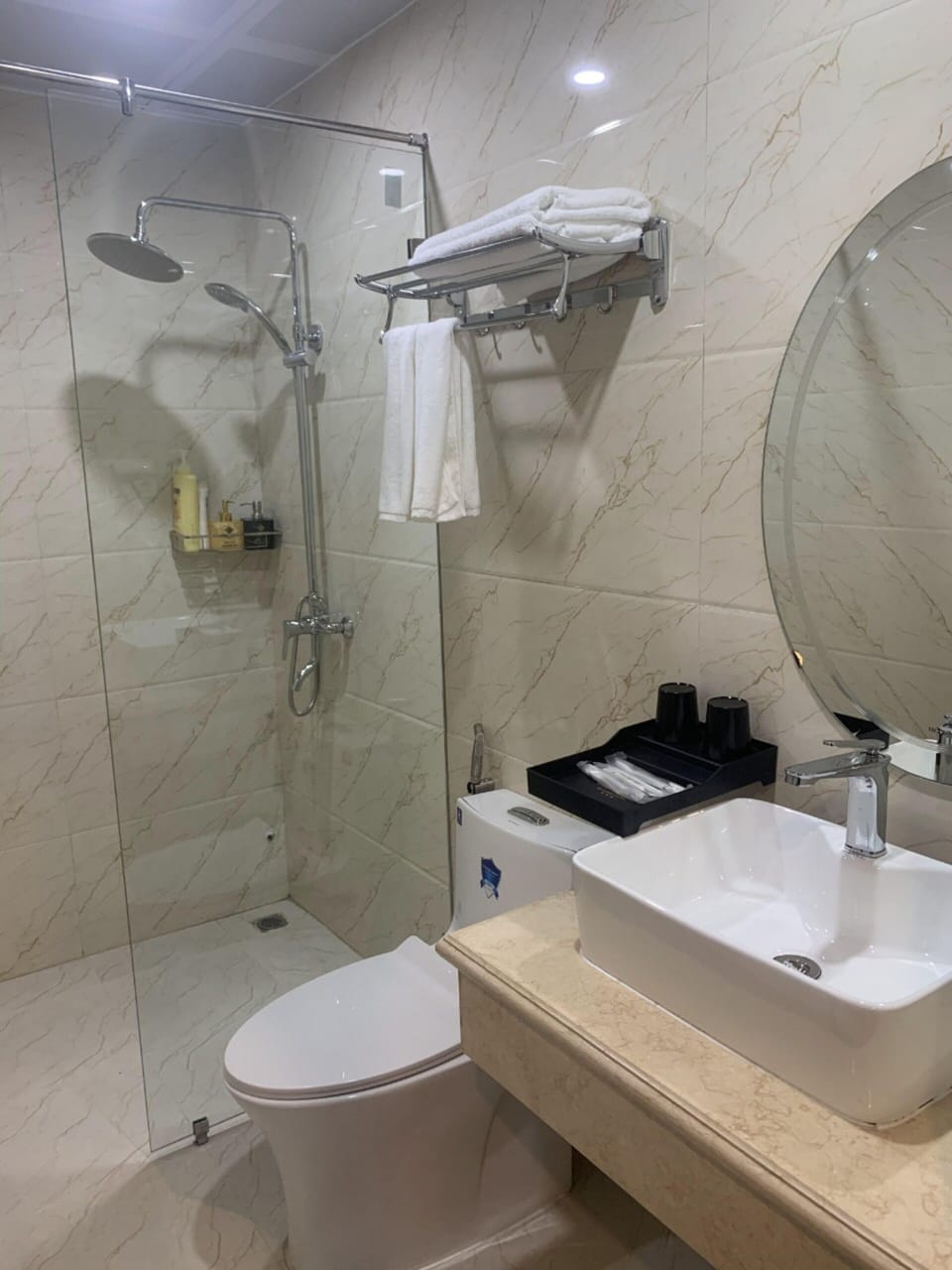 Shower, hydromassage showerhead, free toiletries, hair dryer