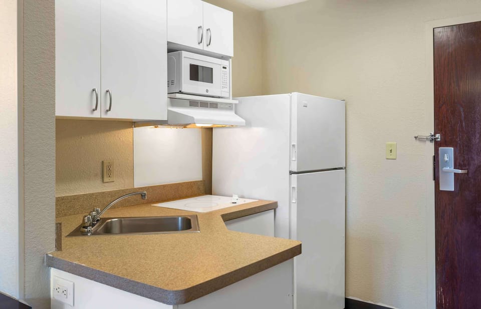 Studio, 1 Queen Bed, Non Smoking | Desk, iron/ironing board, WiFi (free)