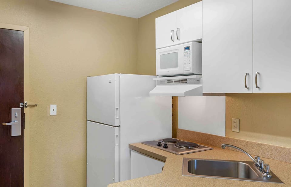 Studio, 2 Double Beds, Non Smoking | Desk, iron/ironing board, WiFi (free)