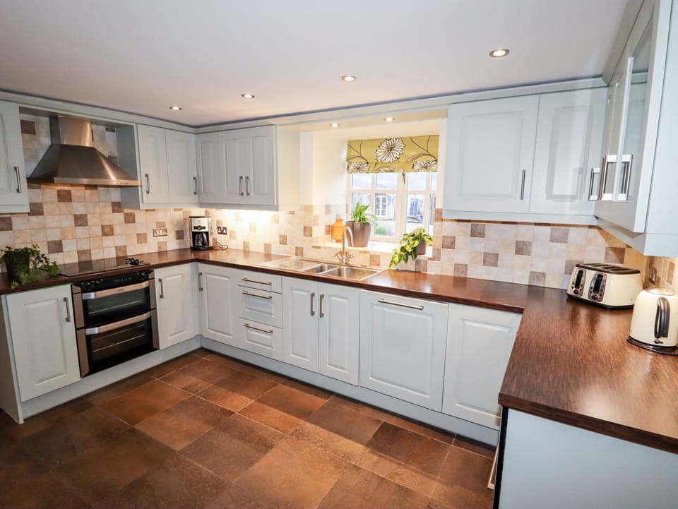 Cottage | Private kitchen | Fridge, dishwasher, electric kettle, toaster