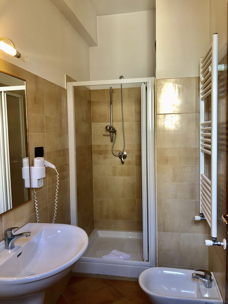 Deluxe Condo | Bathroom | Shower, hair dryer, bidet, towels