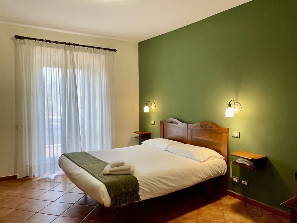 Classic Room | In-room safe, desk, laptop workspace, blackout drapes