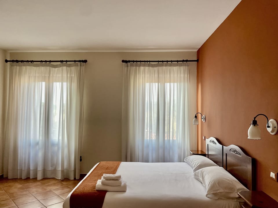 Classic Room | In-room safe, desk, laptop workspace, blackout drapes