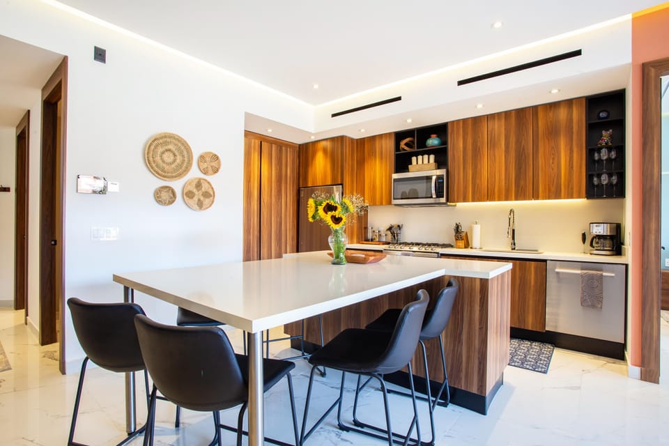 Fully stocked kitchen and dining table with seating for 5
