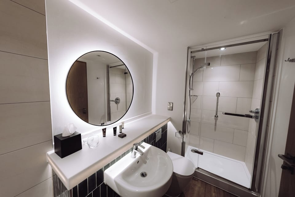 Deluxe Double or Twin Room | Bathroom | Combined shower/tub, hair dryer, towels, soap