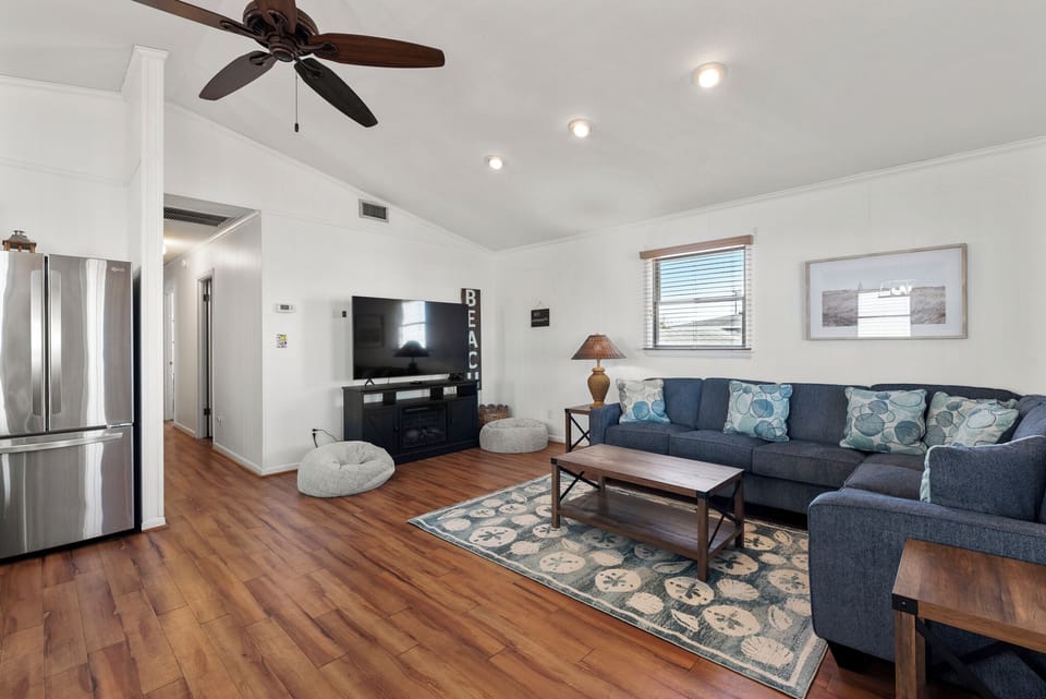 KDS8407: Tanfastic | Top Level Living Area