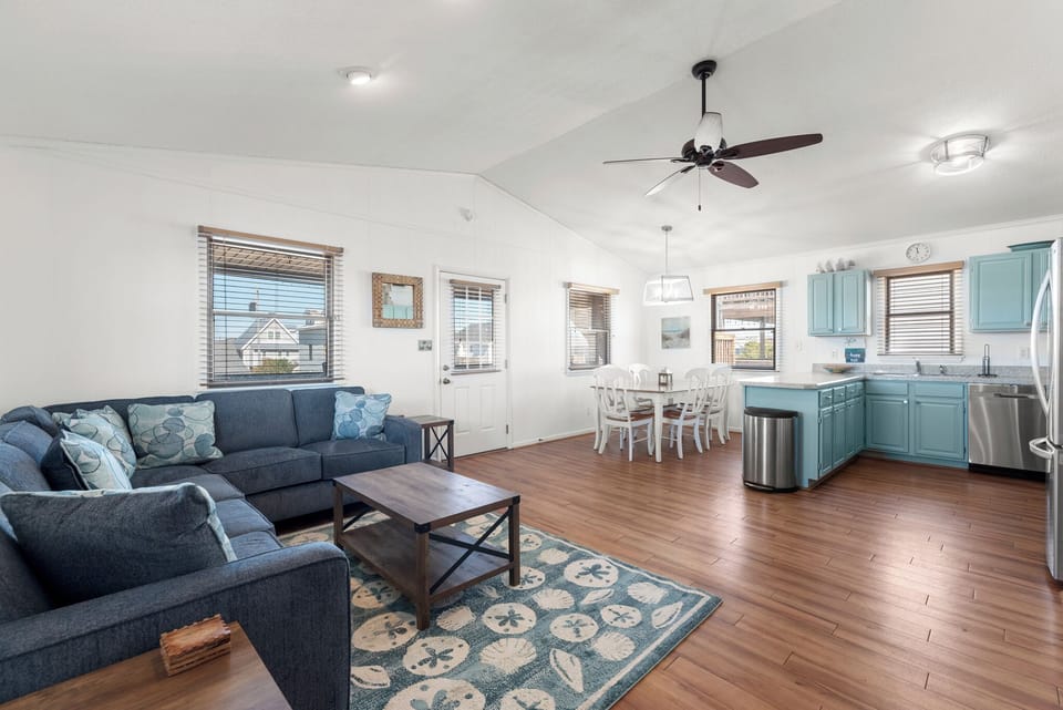 KDS8407: Tanfastic | Top Level Living Area