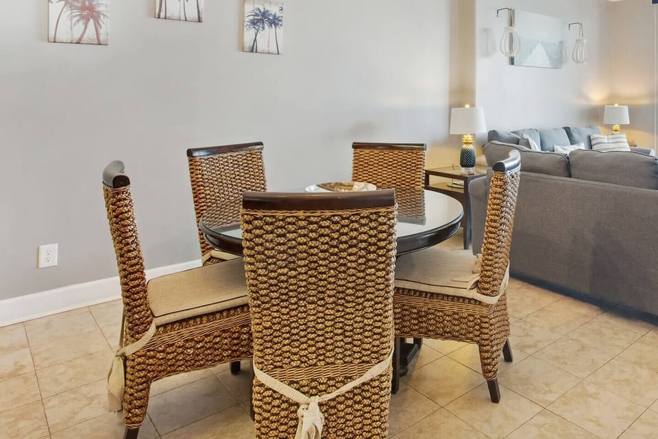 Fully Equipped Kitchen with Breakfast Bar & Dining Space