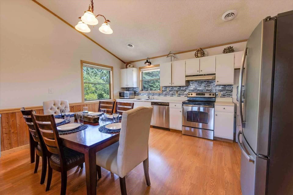 Surf-or-Sound-Realty-1057-Catchin-Some-Rays-Dining-Area-1