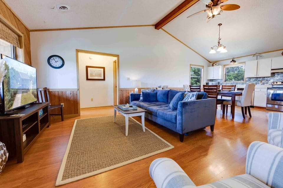 Surf-or-Sound-Realty-1057-Catchin-Some-Rays-Great-Room-2