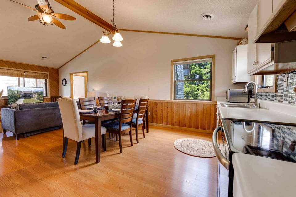 Surf-or-Sound-Realty-1057-Catchin-Some-Rays-Dining-Area-2
