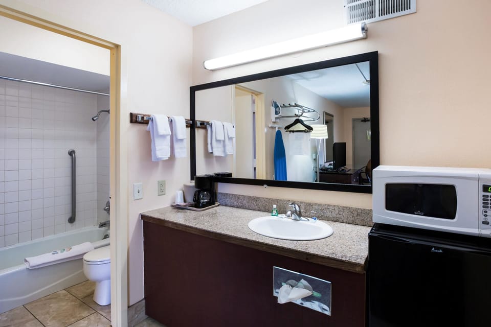 Combined shower/tub, hair dryer, towels