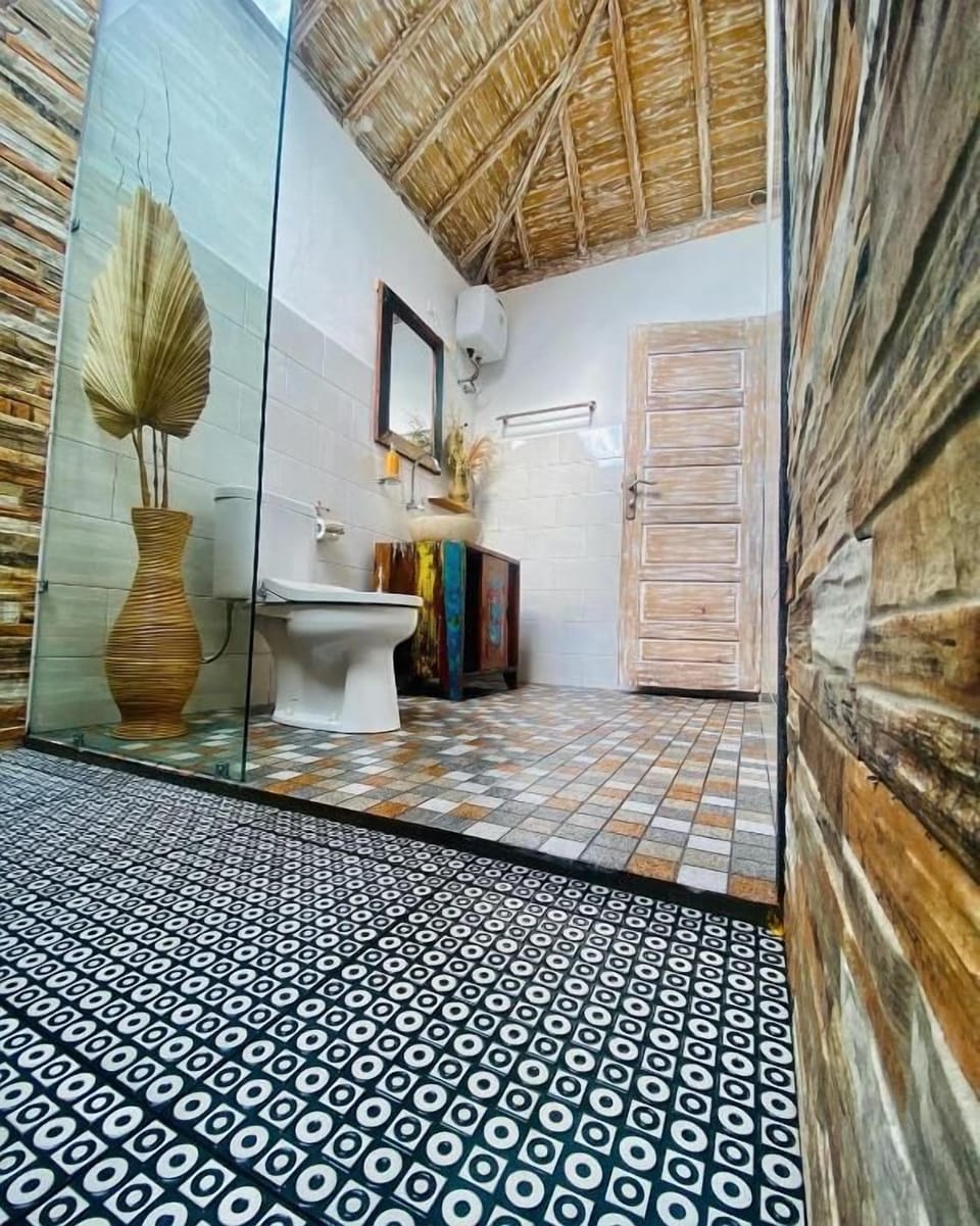 Deluxe Twin Room | Bathroom | Shower, hydromassage showerhead, bidet, towels