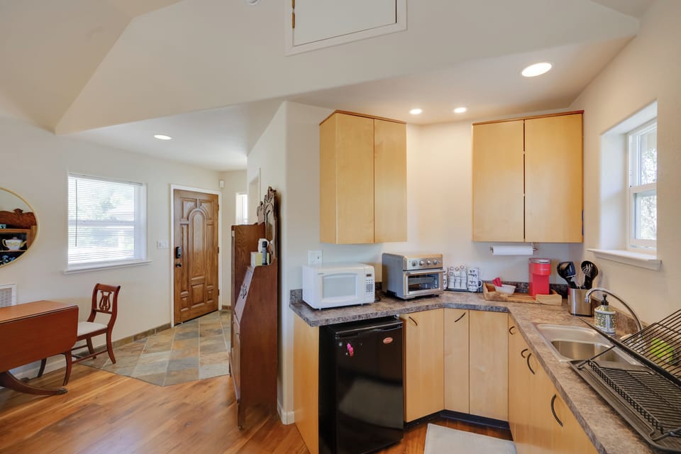 Kitchenette | Cooking Basics | Coffee Maker | Toaster Oven | Microwave | Blender