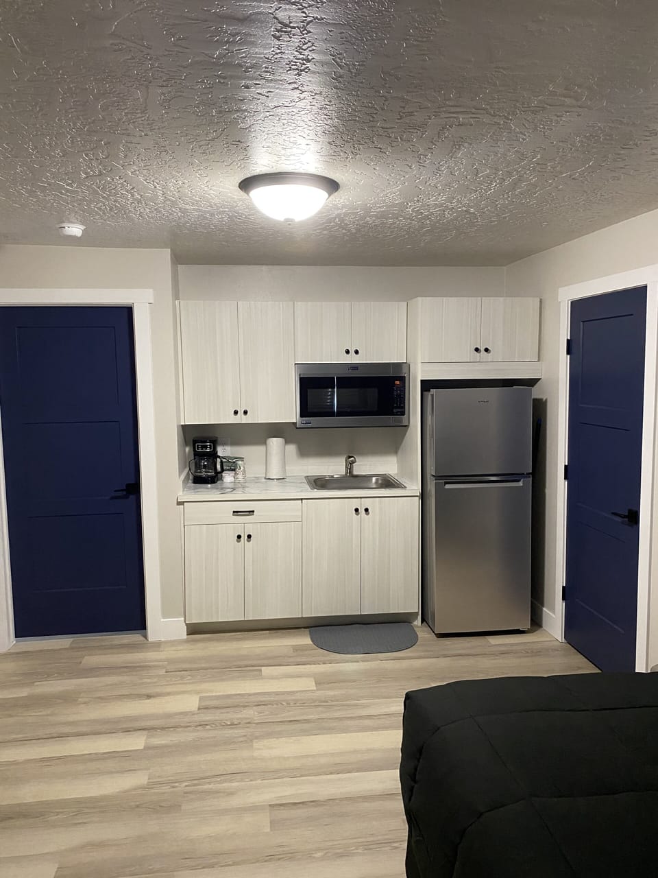 Luxury Studio Suite | Private kitchen | Full-size fridge, cookware/dishes/utensils