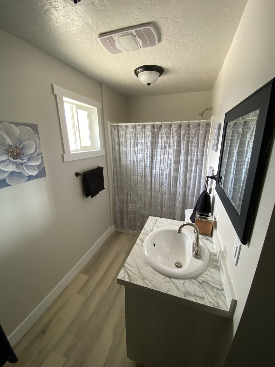 Combined shower/tub, free toiletries, towels