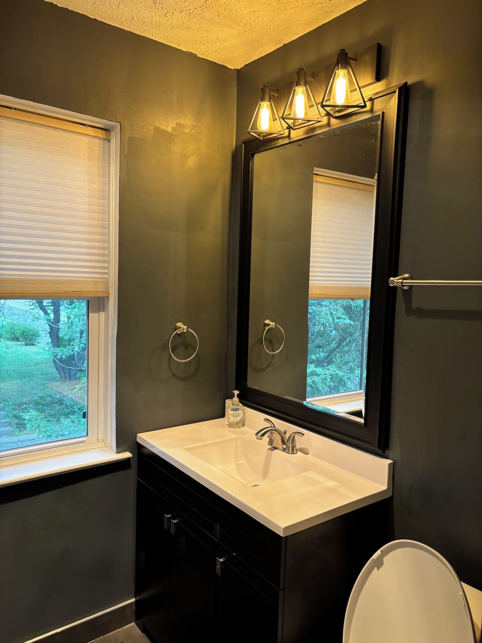 Upper Level Bathroom (1)