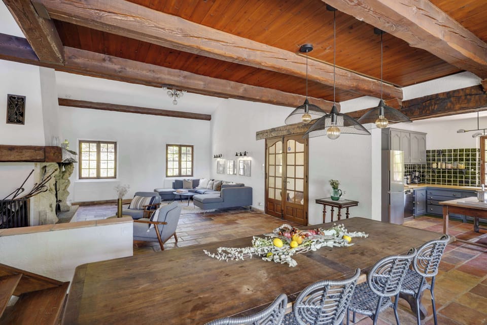 Open plan dinning are for up to 10 guests