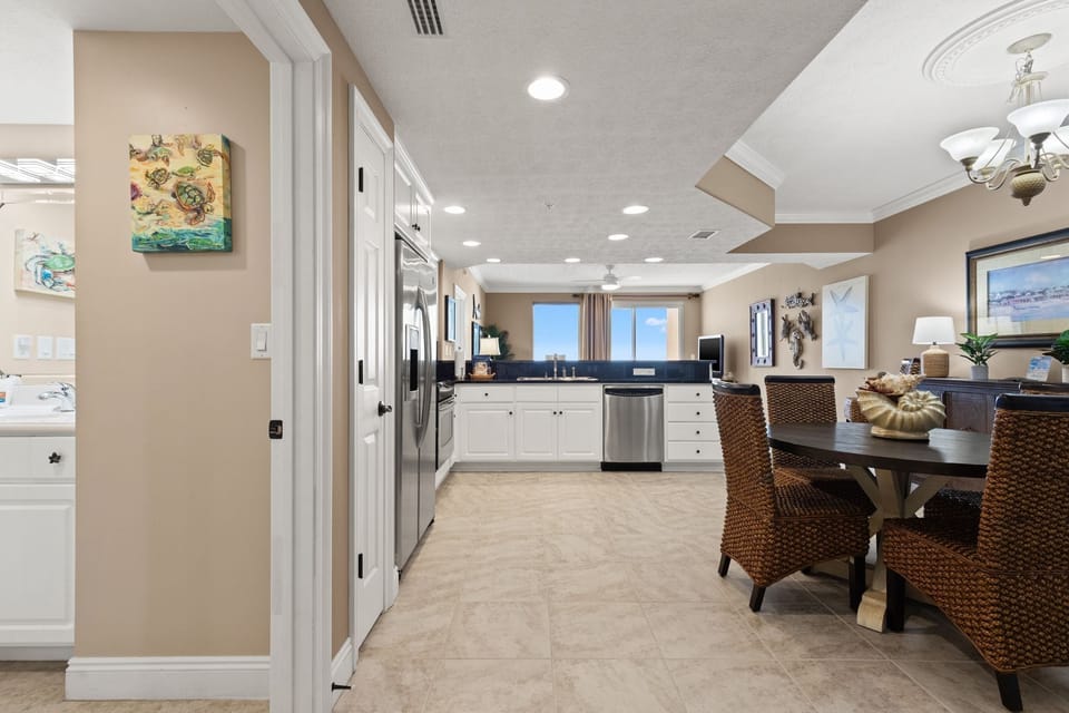 Condo, Multiple Beds, Hot Tub | Dining