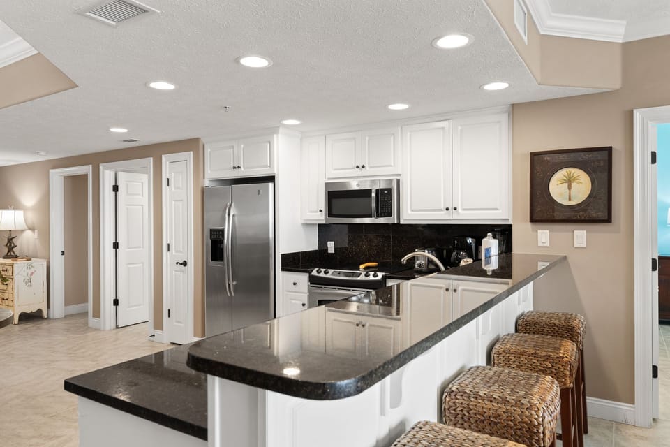 Condo, Multiple Beds, Hot Tub | Private kitchen | Fridge, microwave, oven, stovetop