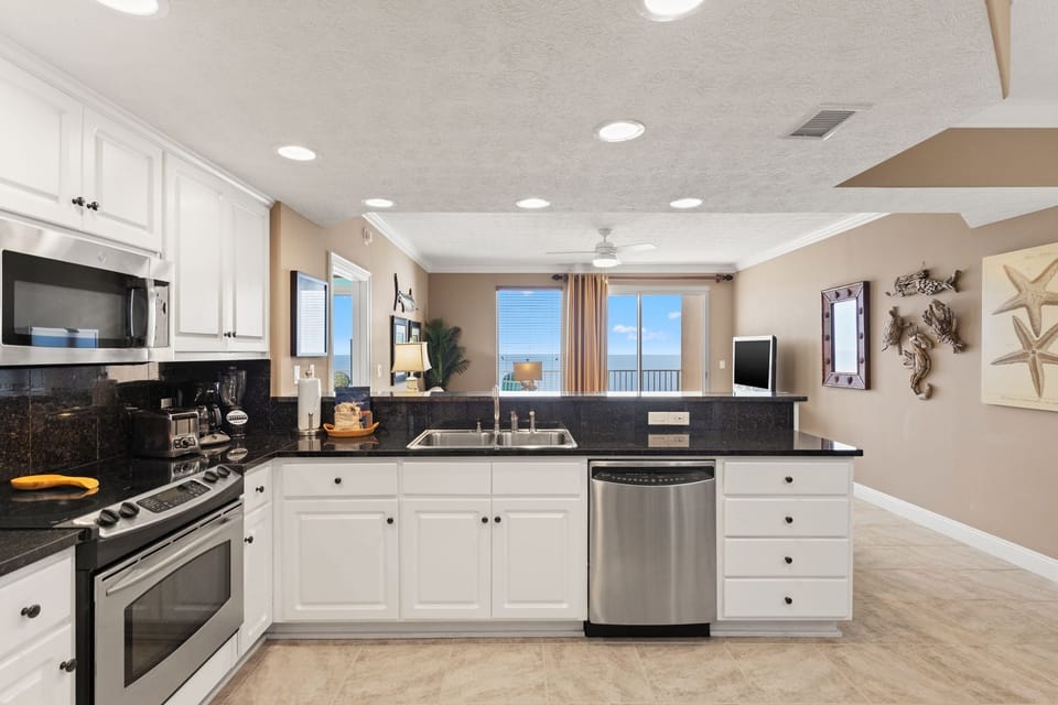 Condo, Multiple Beds, Hot Tub | Private kitchen | Fridge, microwave, oven, stovetop