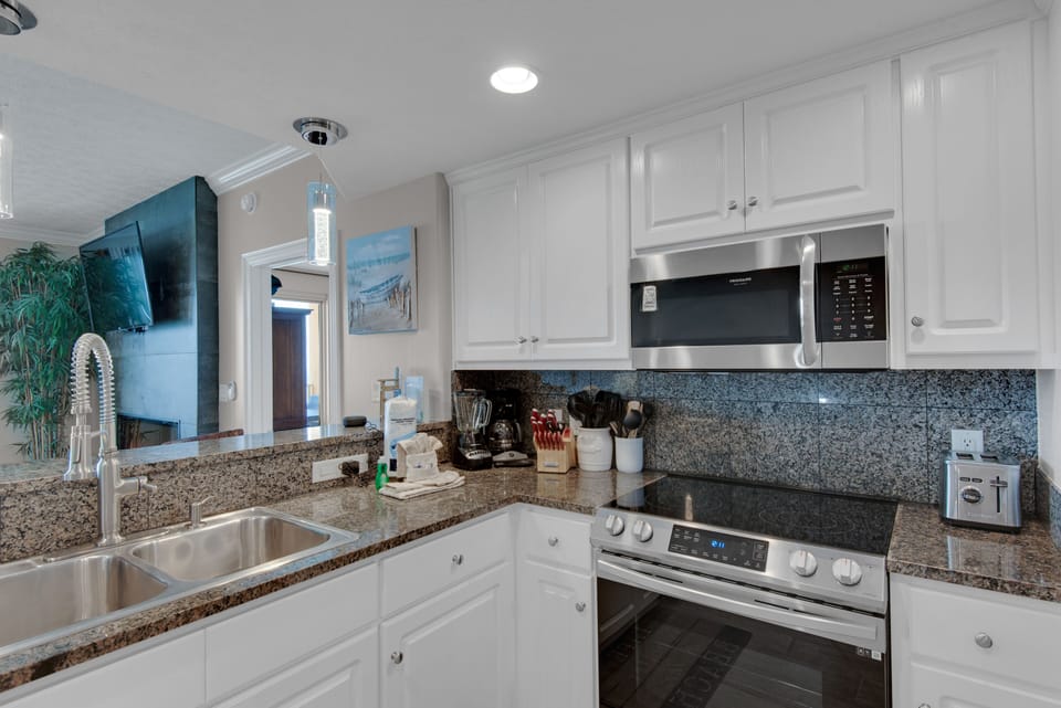 Coffee/tea maker, fridge, microwave, oven
