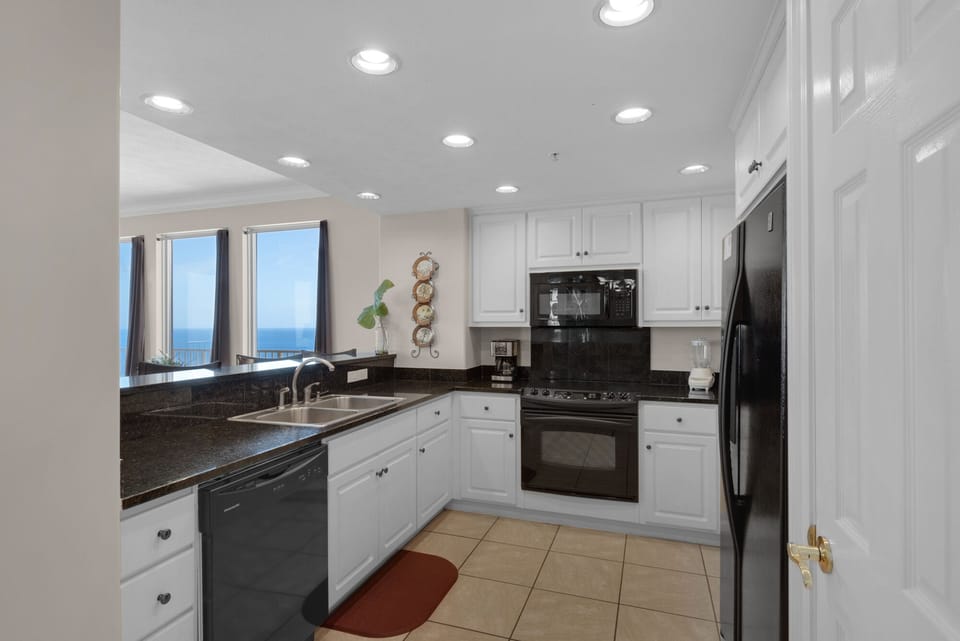 Condo, Multiple Beds, Pool Access, Ocean View | Private kitchen | Fridge, microwave, oven, stovetop