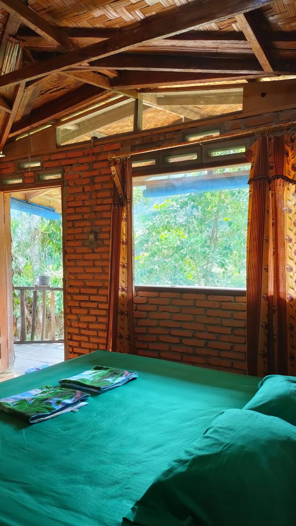 Panoramic Room, Mountain View | Individually decorated, bed sheets