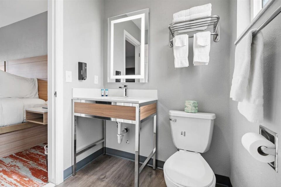 Shower, free toiletries, hair dryer, towels