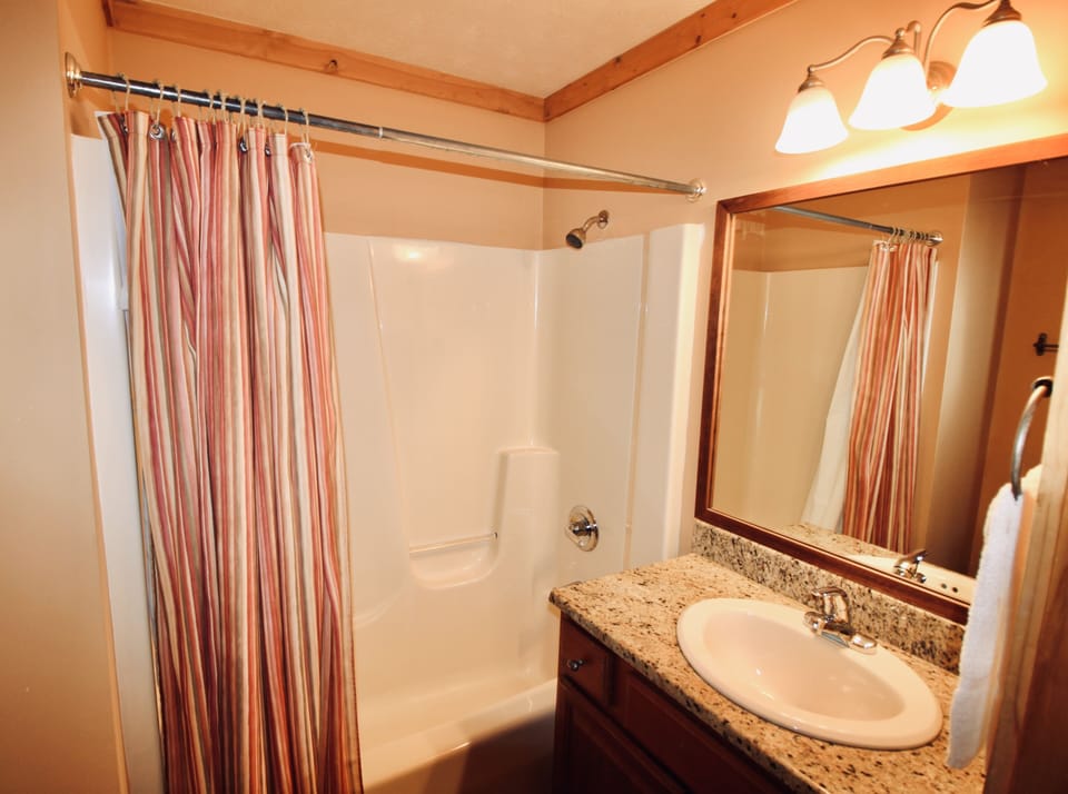 Nanook's Loggers Run - Bathroom 2