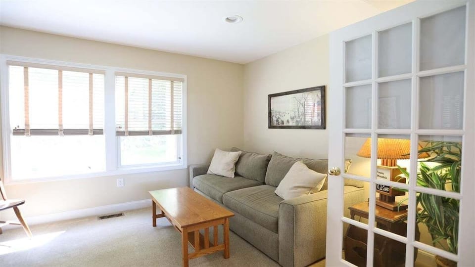 Bonus Room with Desk in Pet Friendly Private Home